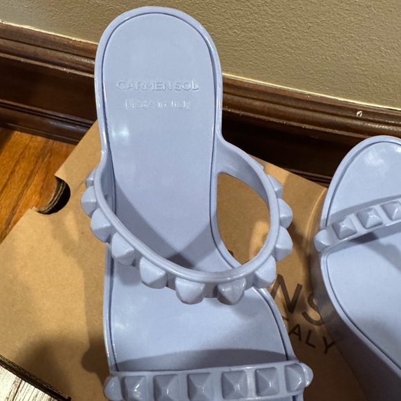 Carmen Sol Rubber Shoes
NEVERWORN
With Box and Shoe covers
Size 9 - Picture 4 of 5